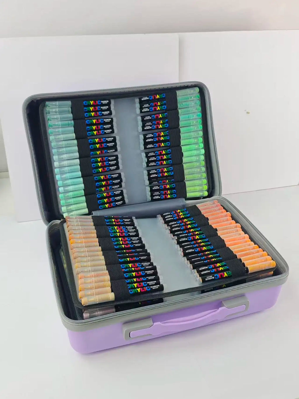 Valise guangna 488 🚨 ATTENTION — PRÉCOMMANDE 🚨
📦 Disponible sous 6 semaines, car actuellement en fabrication.

💜 Valise GUANGNA 488 feutres acryliques
🎨 488 couleurs pour encore plus de créativité !

📬 Dès réception de mon stock, votre commande sera