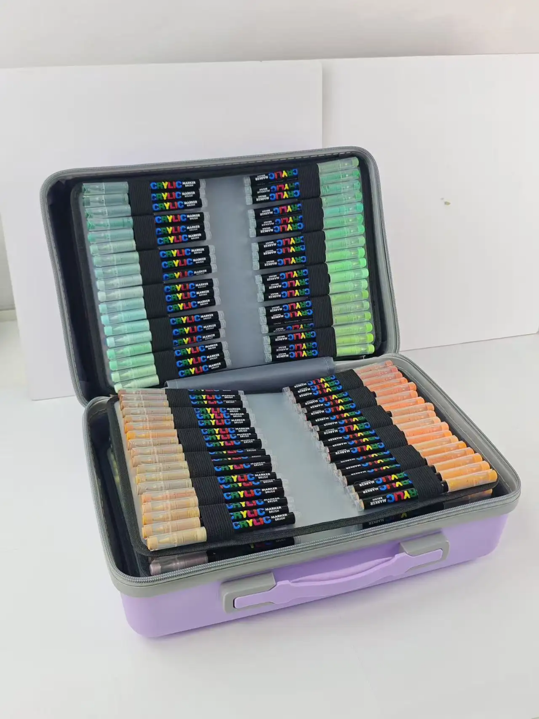Valise guangna 488 🚨 ATTENTION — PRÉCOMMANDE 🚨
📦 Disponible sous 6 semaines, car actuellement en fabrication.

💜 Valise GUANGNA 488 feutres acryliques
🎨 488 couleurs pour encore plus de créativité !

📬 Dès réception de mon stock, votre commande sera